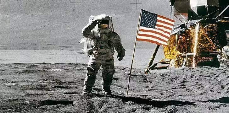 En la imagen aparece la bandera estadounidense “ondeando” en la Luna, sostenida por una varilla horizontal.