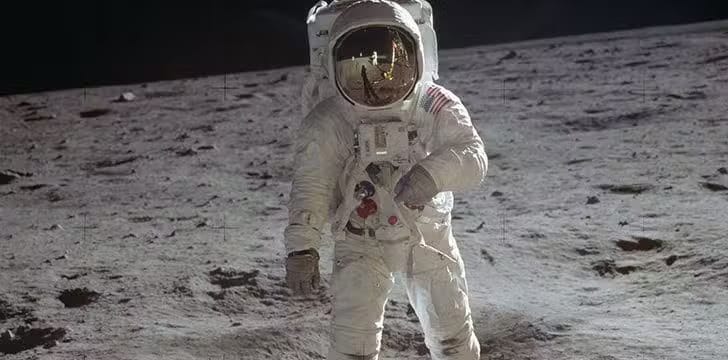 En la imagen se aprecian sombras proyectadas en diferentes direcciones sobre la superficie lunar.