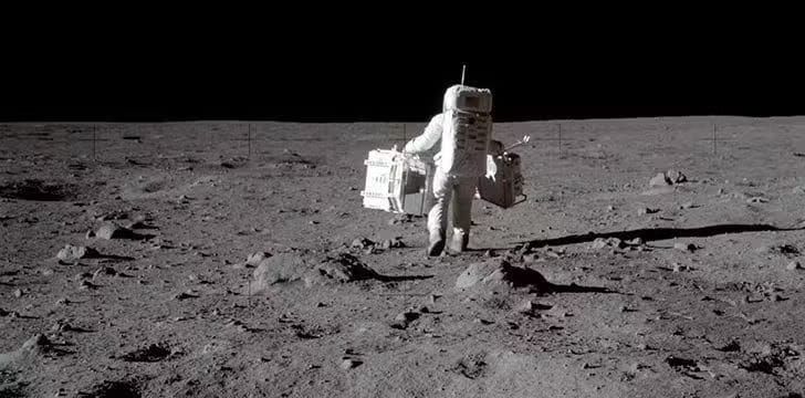 En la imagen se observa el paisaje lunar con el cielo completamente negro y sin rastro de estrellas