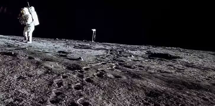 En la imagen se observa una huella perfectamente definida sobre la superficie polvorienta de la Luna, un detalle que los conspiranoicos suelen señalar como sospechoso.