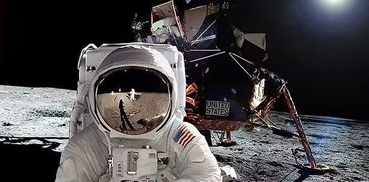 En la imagen se ve el módulo lunar Apolo posado sobre la superficie de la Luna, rodeado de polvo gris y sin señales de un gran cráter debajo